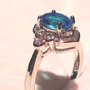 Blue topaz, 5 carat in .925 sterling silver.